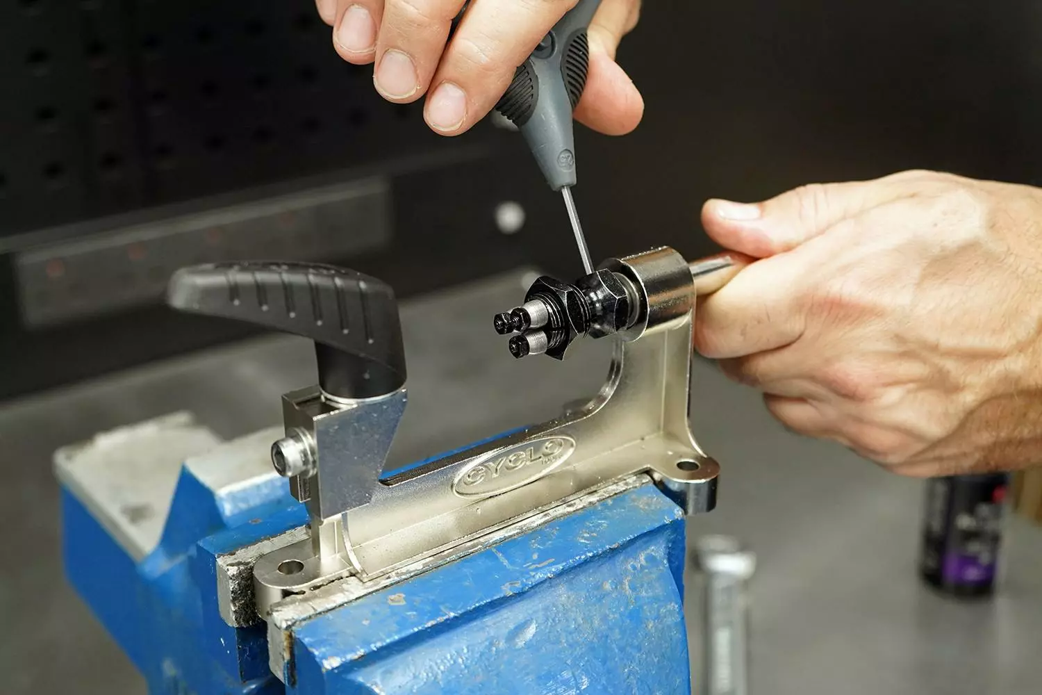 CYCLO TOOLS Gjengemaskin Til Eiker - Profesjonelt Verktøy for Hjul og Eiker 2 CYCLO TOOLS Gjengemaskin Til Eiker - Profesjonelt Verktøy for Hjul og Eiker - Bilde 2